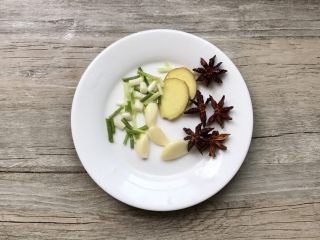 2、秘制软糯可口红烧肉,葱姜蒜、5个八角