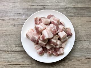 3、秘制软糯可口红烧肉,五花肉切均等的小块