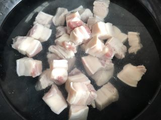 4、秘制软糯可口红烧肉,锅中水烧开放进去煮3-5分钟