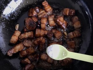 10、秘制软糯可口红烧肉,翻炒均匀加小半勺盐