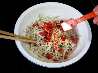 8、 凉拌银针菇,放入盐