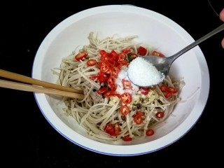 9、 凉拌银针菇,白糖约3g左右