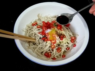 11、 凉拌银针菇,生抽或味极鲜酱油