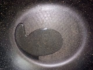 7、麻辣鲜香孜然小土豆,锅中加入适量油