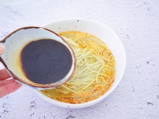 9、酸汤面,再将调好的秘制酱汁淋入
