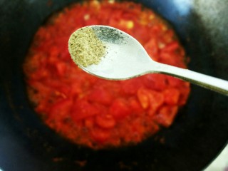 9、不甘平凡的番茄炒蛋,再加入一茶匙尖的胡椒粉。