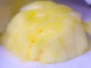 2、酸甜可口的菠萝咕噜肉,菠萝切小块后用盐水浸泡片刻