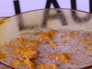 7、酸甜可口的菠萝咕噜肉,捞出的里脊肉再放入油锅中复炸一次,大约炸15秒左右,这样口感会更好哟