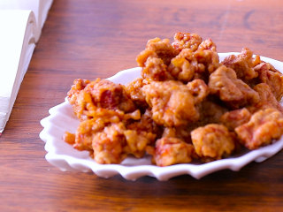 8、酸甜可口的菠萝咕噜肉,炸好的里脊肉捞出装盘备用