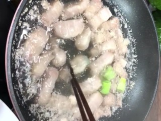 3、啤酒五花肉,煮出浮沫捞出控干水分