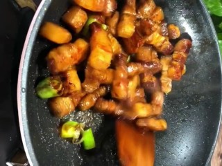 6、啤酒五花肉,翻炒均匀上色