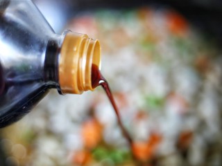 9、下饭神器小炒藕丁,调入2生抽勺。