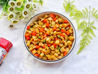 12、下饭神器小炒藕丁,翻炒匀，加少许水煮至稍干即可出锅。