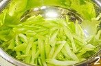 3、花椒油炝西芹,西芹洗净斜切成条