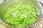 5、花椒油炝西芹,焯过水的西芹立刻过两遍凉白开，控水自然冷却