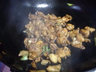 9、鸡丁炒土豆,倒入鸡丁翻匀后，加入红烧酱油，翻炒均匀至上色