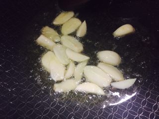 1、辣白菜五花肉辣焖米粉,热锅凉油，等油热了放入蒜粒爆香出蒜味！