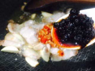 3、辣白菜五花肉辣焖米粉,在加入一勺老干妈！没有的可以用豆瓣酱替代！