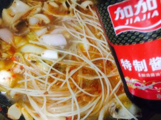 11、辣白菜五花肉辣焖米粉,加入老抽进行上色！