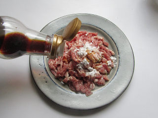 2、肉丝木耳疙瘩面汤,猪肉切细丝，加少许淀粉、生抽抓匀腌渍5分钟