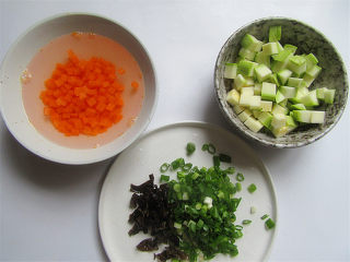 3、肉丝木耳疙瘩面汤,胡萝卜、西葫芦分别切成小丁，木耳切成碎末