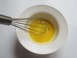 4、肉丝木耳疙瘩面汤,鸡蛋液搅匀