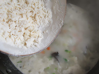 9、肉丝木耳疙瘩面汤,锅中汤正好煮开放入木耳和炒熟的肉丝、胡萝卜、西葫芦。再倒入絮状面片，搅匀