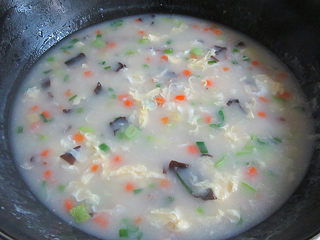 11、肉丝木耳疙瘩面汤,加入盐调味，即可关火