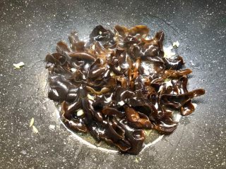 7、荷塘小炒,热锅放入适量油，烧至7成热，放入蒜末爆香，再把木耳放入翻炒1分钟。