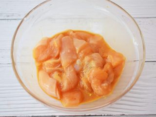 2、西兰花炒鸡胸肉,鸡胸肉去皮去筋洗净切成小块,加入盐、胡椒粉、半勺生抽、玉米淀粉抓匀腌制15分钟