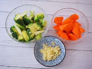 3、西兰花炒鸡胸肉,蒜切末,胡萝卜去皮切成小块,西兰花捞出沥干水分备用