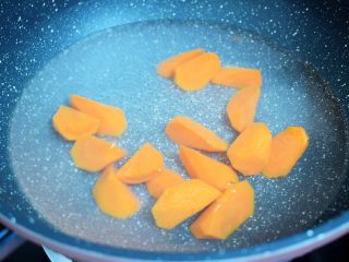 4、西兰花炒鸡胸肉,锅中倒入适量的水烧开后,放入胡萝卜煮2分钟