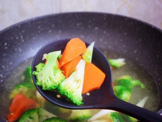 6、西兰花炒鸡胸肉,再捞出控干水分备用