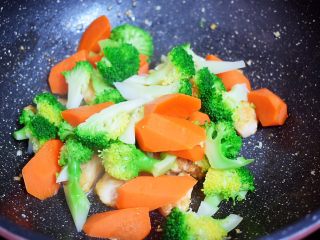 10、西兰花炒鸡胸肉,加入胡萝卜和西兰花,翻炒均匀