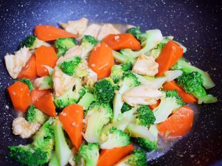 14、西兰花炒鸡胸肉,翻炒均匀