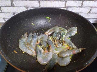 6、油焖大虾,加入虾，炒至颜色发红
