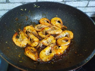 12、油焖大虾,炒匀