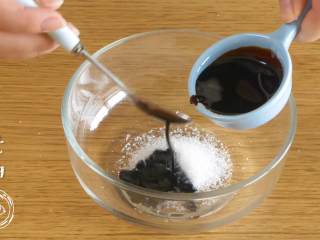 2、电饭煲烧鸡12m+,开始调酱汁：依次放入盐、白砂糖、老抽、料酒、耗油、胡椒粉~