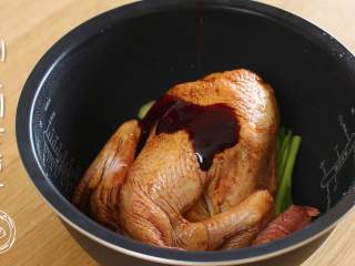 9、电饭煲烧鸡12m+,倒入剩余的酱汁，再次涂抹均匀，按下煮饭键，共煮一个小时左右~