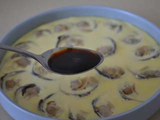 11、文蛤蒸蛋,出锅后，加入一勺生抽。