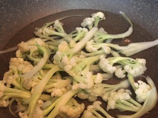 5、干锅有机花菜炒肉片,有机花菜焯水