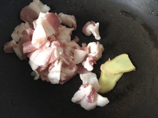 6、干锅有机花菜炒肉片,干锅放入肉片和姜片，先炒掉水分