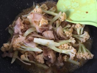 11、干锅有机花菜炒肉片,翻炒均匀