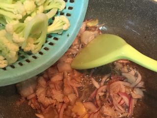 9、干锅有机花菜炒肉片,倒入花菜翻炒