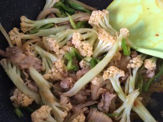 12、干锅有机花菜炒肉片,加入青椒翻炒