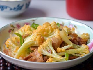 13、干锅有机花菜炒肉片,出锅