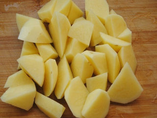 2、土豆烧肉,土豆去皮切滚刀块，不宜太大；