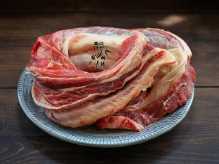 1、好看更好吃的红烧牛肉面,做红烧牛肉，要选择牛腩或是牛肋条肉，这两个部位的牛肉适合红烧。