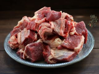 2、好看更好吃的红烧牛肉面,把牛肉切成大块儿，不要切的小了。