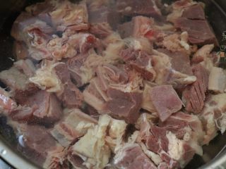 3、好看更好吃的红烧牛肉面,把牛肉在清水中浸泡出血水，期间多换水，直到牛肉发白后捞出沥水备用。